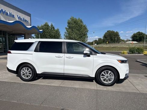 Used 2024 Kia Carnival LX FWD image 3