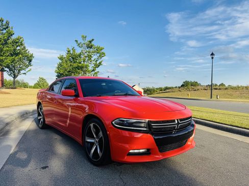 Used 2017 Dodge Charger SE w/ Popular Equipment Group RWD image 3