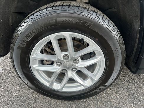 Used 2024 Jeep Grand Cherokee Laredo X image 30