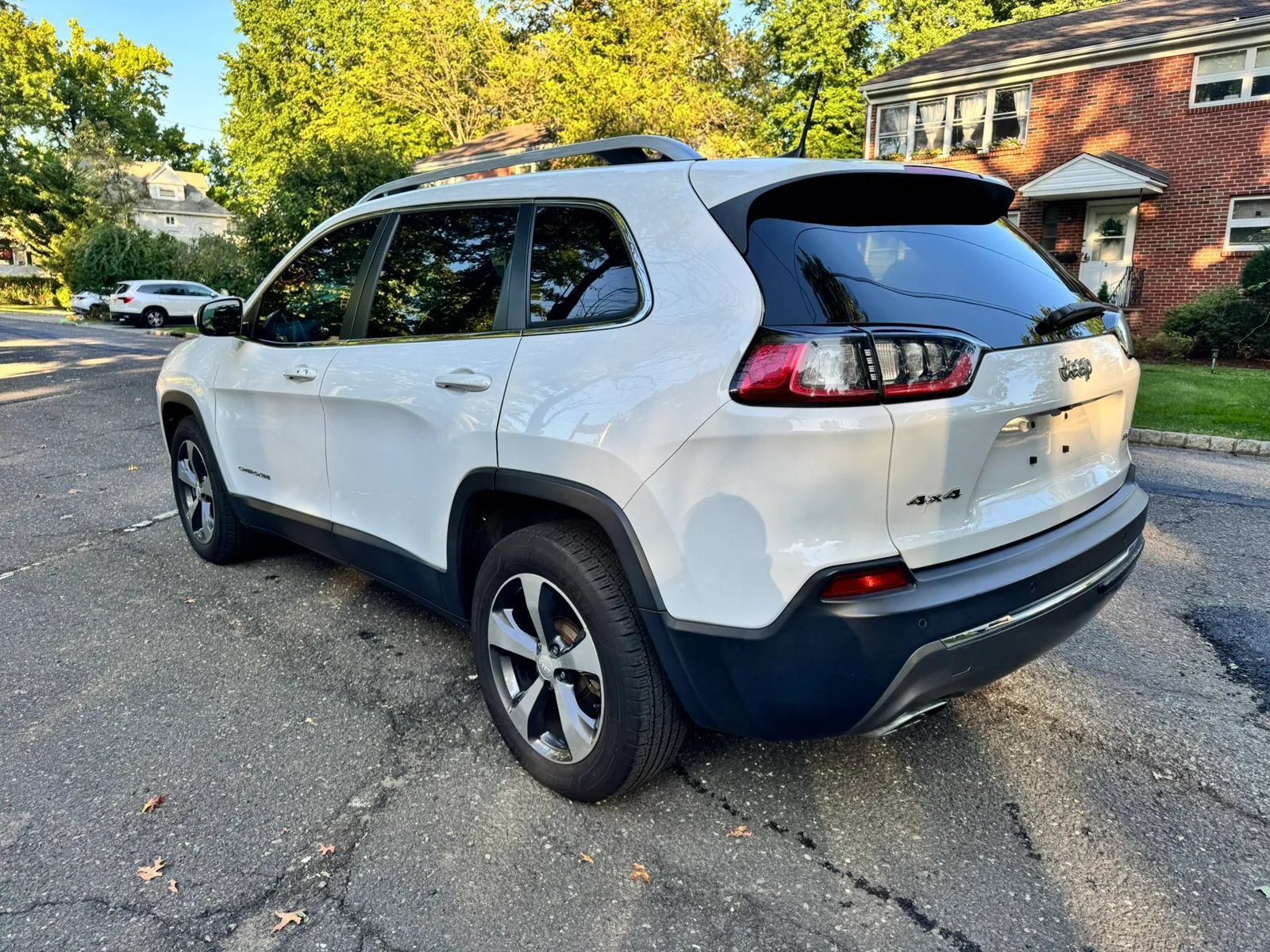 Used 2019 Jeep Cherokee Limited AWD/4WD image 6