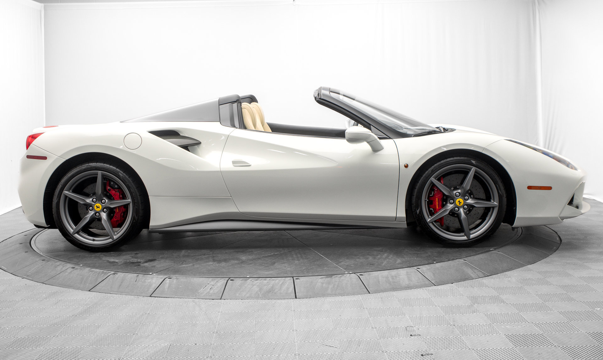 Used 2018 Ferrari 488 Spider RWD image 2