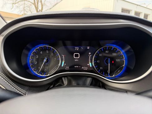 Used 2023 Chrysler Pacifica Touring-L image 21