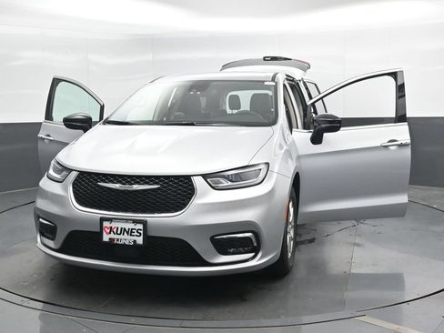 Used 2024 Chrysler Pacifica Touring-L FWD image 48