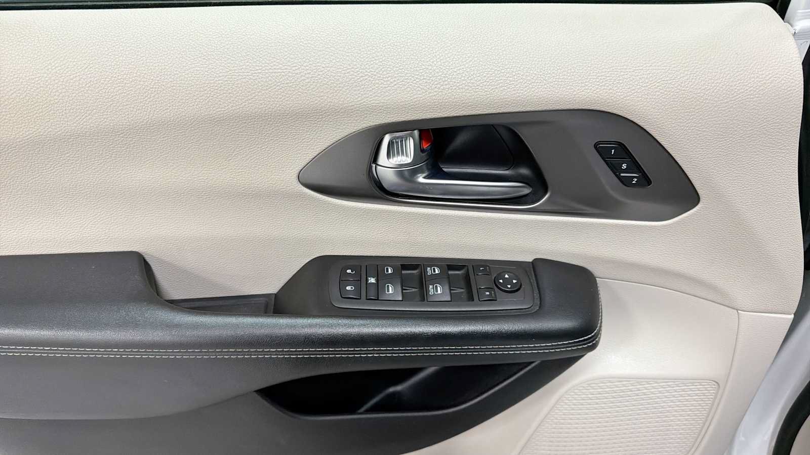 Used 2022 Chrysler Pacifica Touring-L FWD image 15