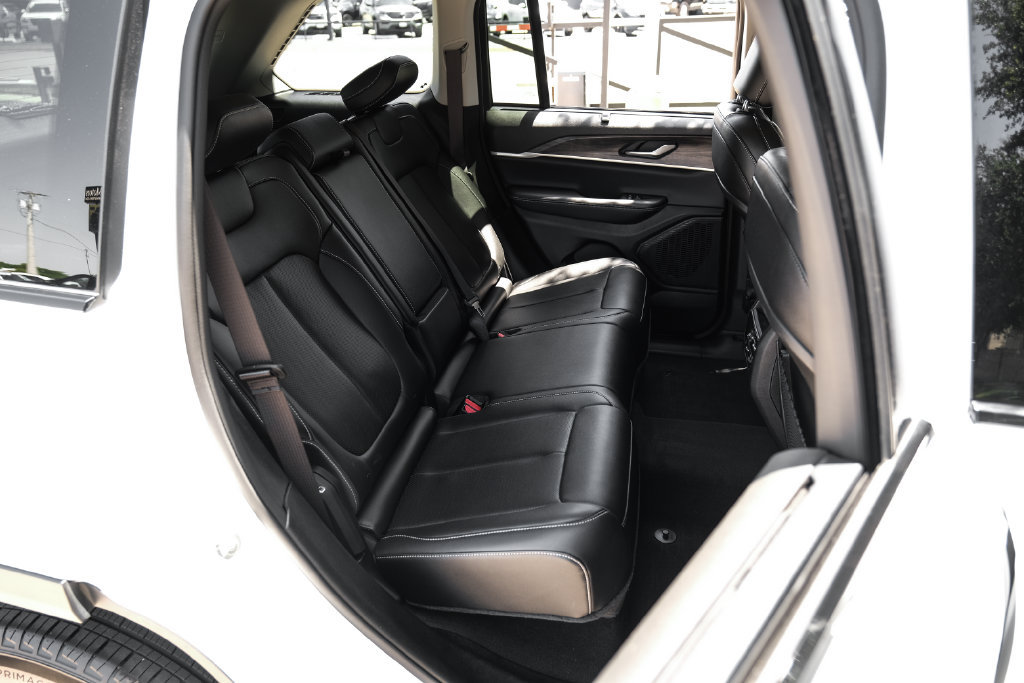 Used 2023 Jeep Grand Cherokee Limited w/ Luxury Tech Group II AWD/4WD image 49
