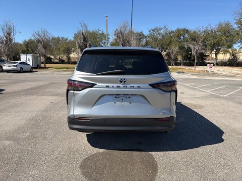 Used 2024 Toyota Sienna XLE image 4