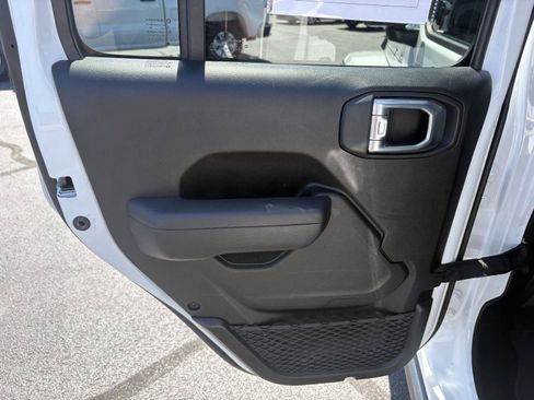 Used 2025 Jeep Gladiator Sport AWD/4WD image 12