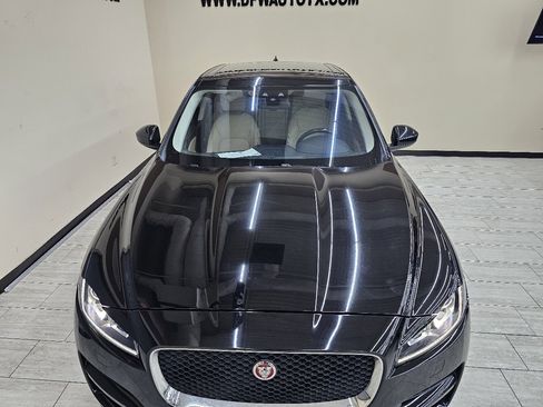 Used 2017 Jaguar F-PACE Premium image 4