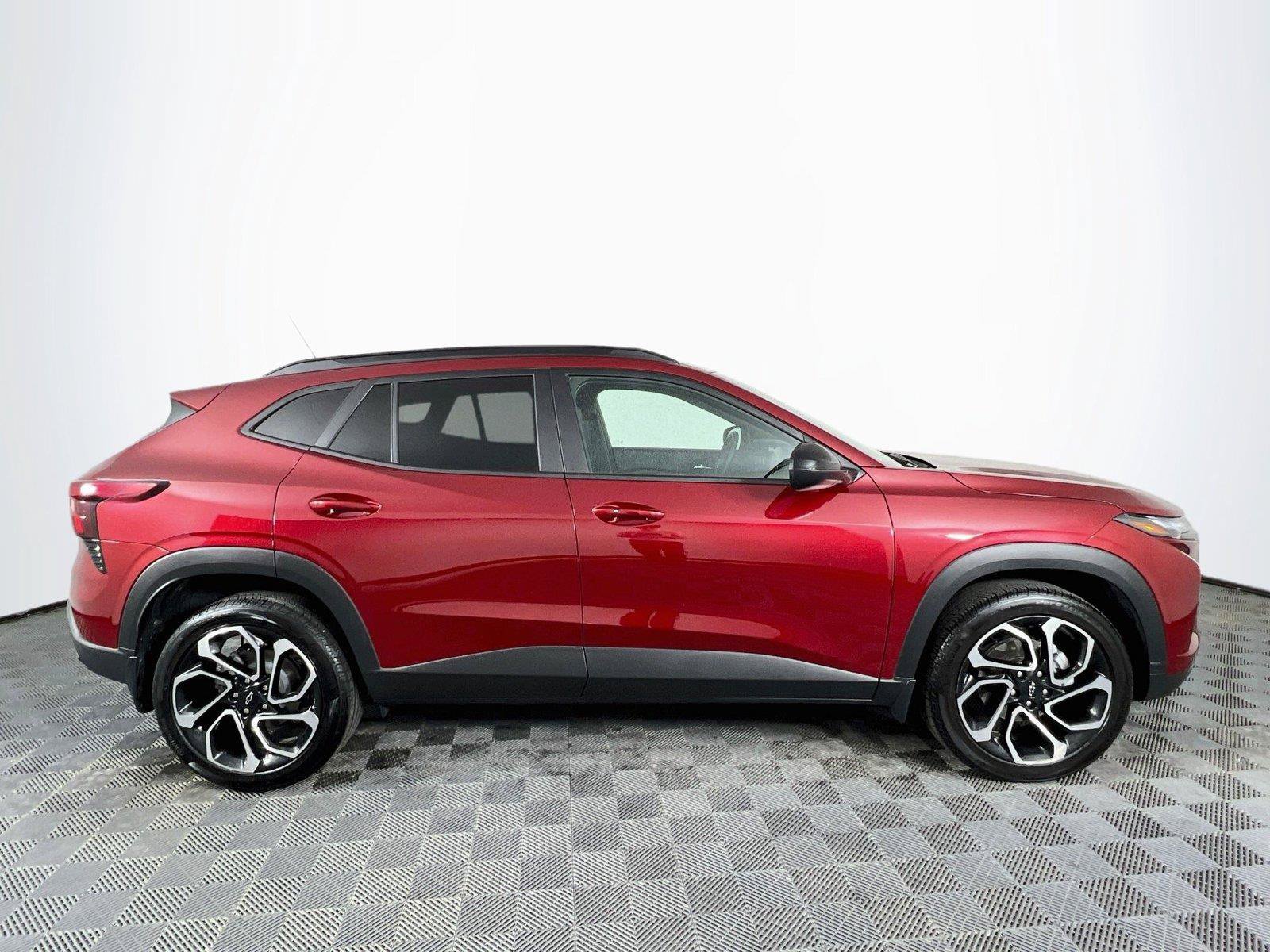 Used 2025 Chevrolet Trax RS w/ Driver Confidence Package FWD image 7