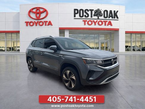 Used 2024 Volkswagen Taos SE w/ Panoramic Sunroof Package AWD/4WD image 2