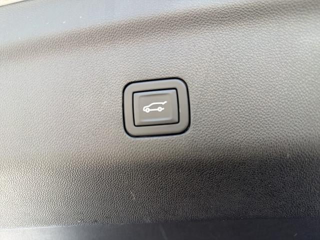 Used 2025 GMC Yukon AT4 Ultimate w/ LPO, Illumination Package AWD/4WD image 14