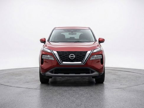 Used 2025 Nissan Rogue SV image 2