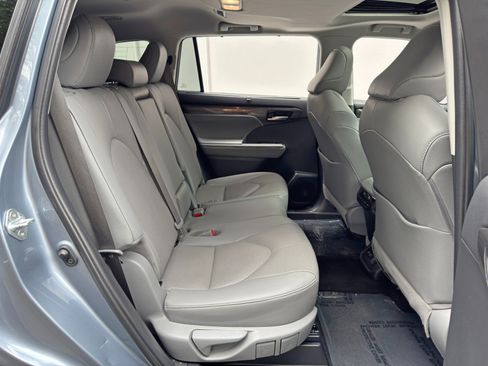 Used 2020 Toyota Highlander Limited FWD image 42