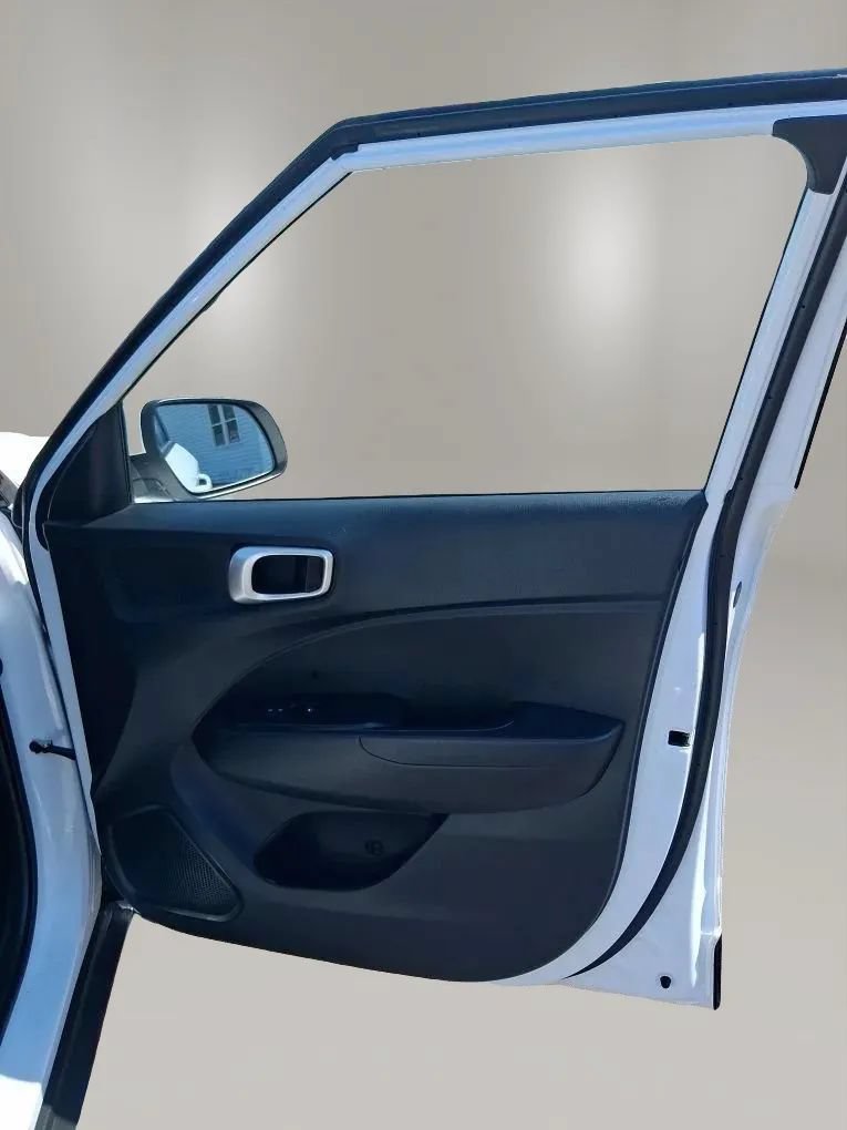 Used 2026 Hyundai Venue SE FWD image 28