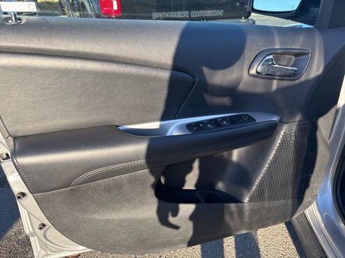 Used 2018 Dodge Journey SE image 20