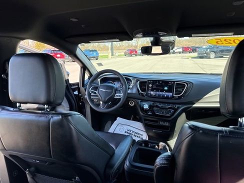 Used 2025 Chrysler Pacifica Select image 26