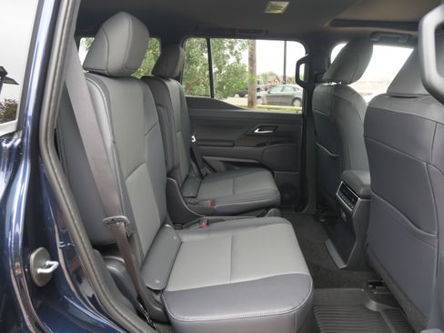 Used 2025 Lexus GX 550 image 12