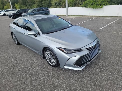 Used 2019 Toyota Avalon Limited image 2