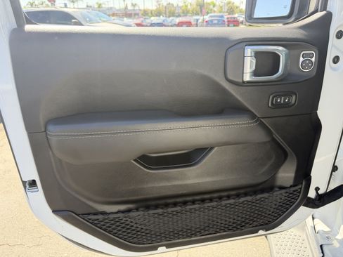 Used 2022 Jeep Wrangler Unlimited Sahara AWD/4WD image 9