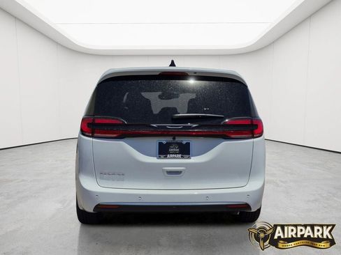 New 2027 Chrysler Pacifica Select FWD image 5