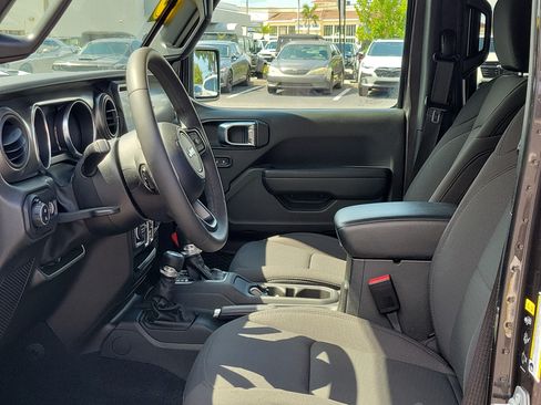 Used 2023 Jeep Gladiator Sport AWD/4WD image 19