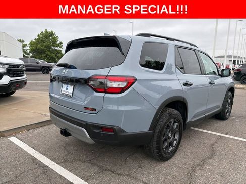 Used 2025 Honda Pilot TrailSport image 3