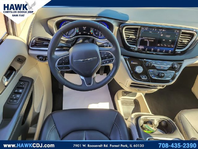 Used 2024 Chrysler Pacifica Touring-L FWD image 13