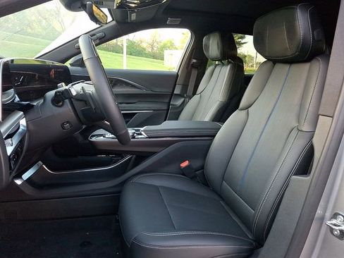 New 2026 Cadillac Lyriq Signature Sport AWD/4WD image 9