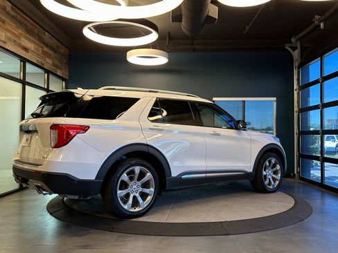 Used 2020 Ford Explorer Platinum w/ Premium Technology Package image 3