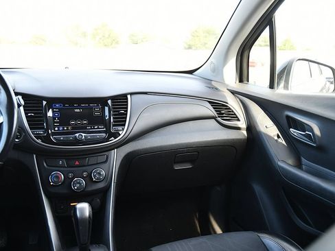 Used 2019 Chevrolet Trax LT w/ LT Convenience Package FWD image 21