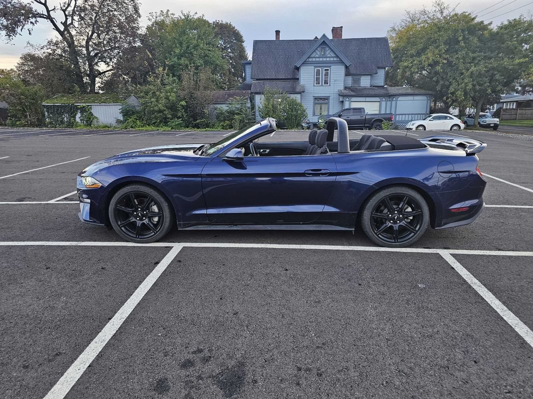 Used 2019 Ford Mustang Convertible w/ Black Accent Package RWD image 1