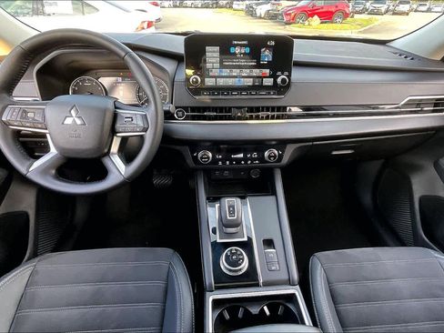 Used 2022 Mitsubishi Outlander SE image 13
