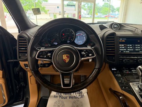 Used 2016 Porsche Cayenne Turbo S AWD/4WD image 17