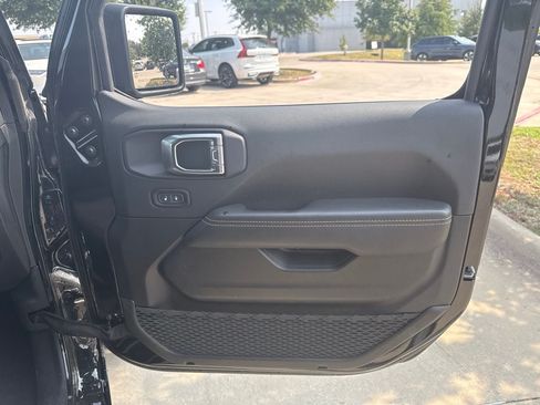 Used 2025 Jeep Wrangler Unlimited Sahara w/ Safety Group AWD/4WD image 10