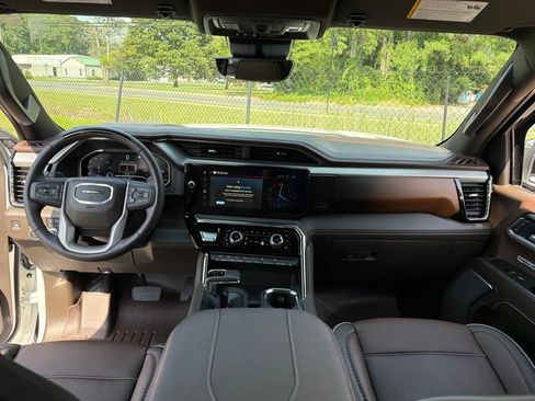 Used 2025 GMC Sierra 1500 Denali w/ Technology Package AWD/4WD image 8