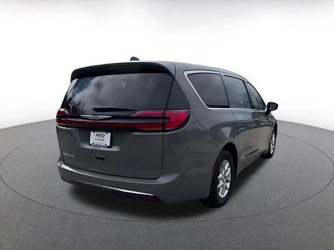 Used 2025 Chrysler Pacifica Select image 14