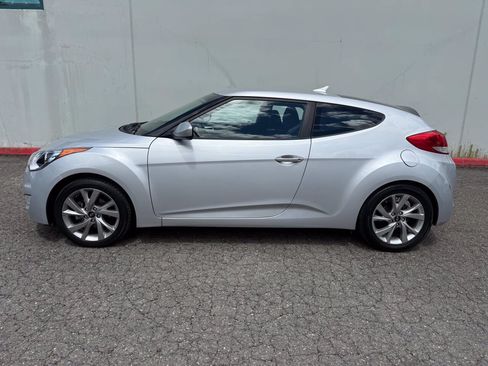 Used 2017 Hyundai Veloster FWD image 3