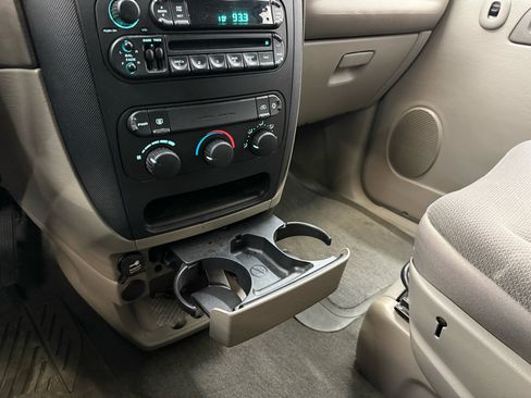 Used 2002 Dodge Caravan SE image 40