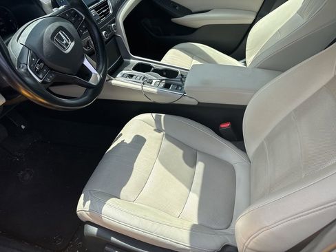 Used 2020 Honda Accord Touring image 2