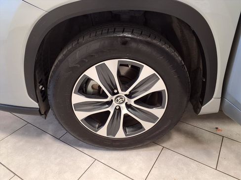 Used 2024 Toyota Highlander XLE image 30