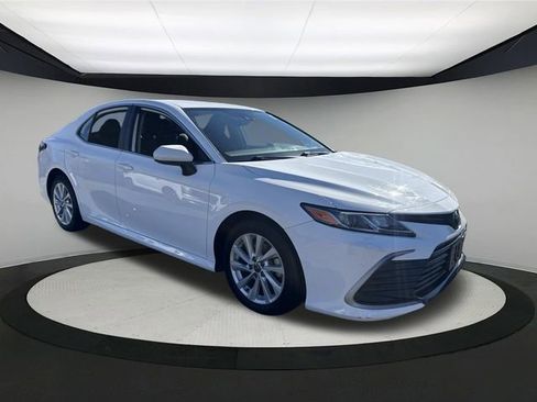 Used 2022 Toyota Camry LE image 3