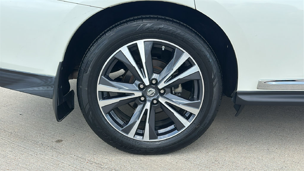 Used 2017 Nissan Pathfinder Platinum w/ Family Entertainment Package FWD image 18