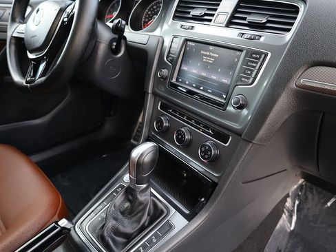 Used 2017 Volkswagen Golf S image 20