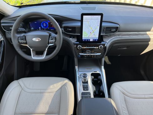 Used 2023 Ford Explorer Platinum w/ Technology Package image 17