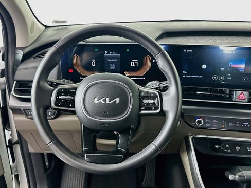 Used 2025 Kia Carnival FWD image 18