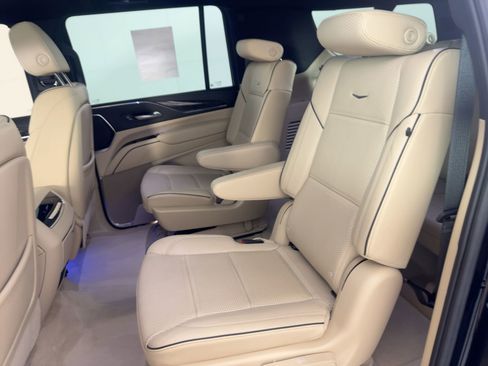 Used 2023 Cadillac Escalade ESV Premium Luxury image 25