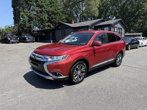 Used 2016 Mitsubishi Outlander SE FWD image 2