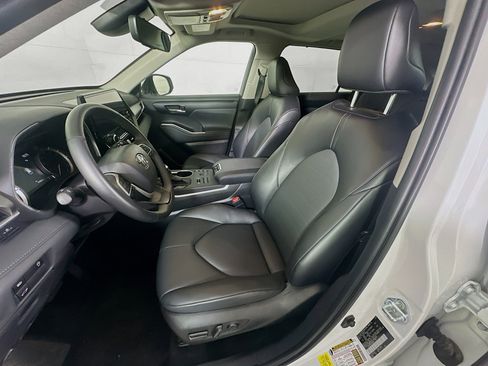 Used 2025 Toyota Highlander XLE image 13