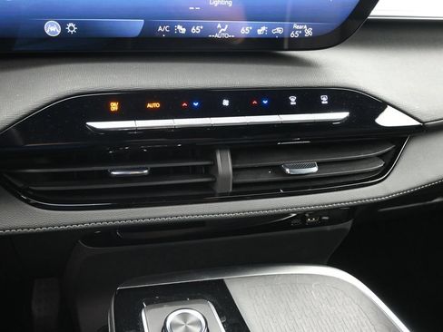 Used 2025 Buick Enclave Sport Touring AWD/4WD image 17