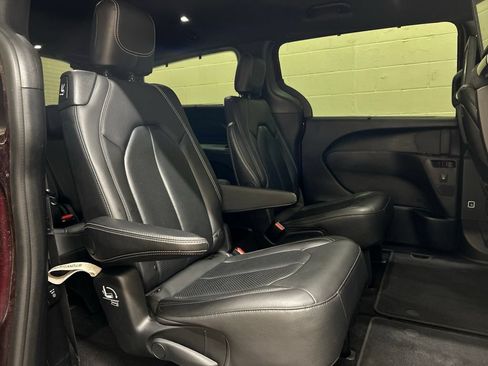 Used 2019 Chrysler Pacifica Touring-L Plus w/ S Appearance Package FWD image 11
